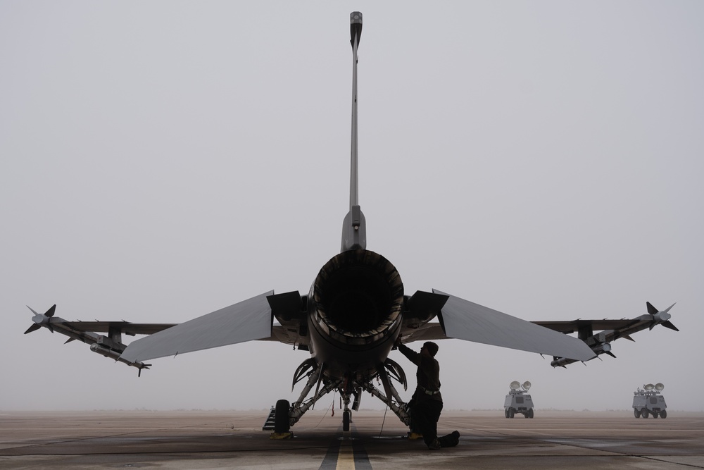 Holloman aircrew prepares for flight amid the mist