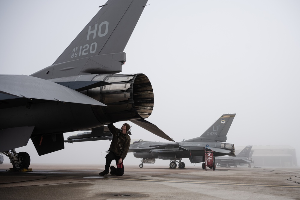 Holloman aircrew prepares for flight amid the mist