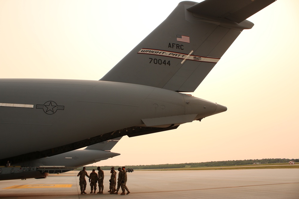 445th AMXS, 89th AS train on C-17 aircraft servicing