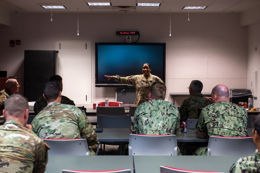 CSM O’Neal visits DLA Land and Maritime