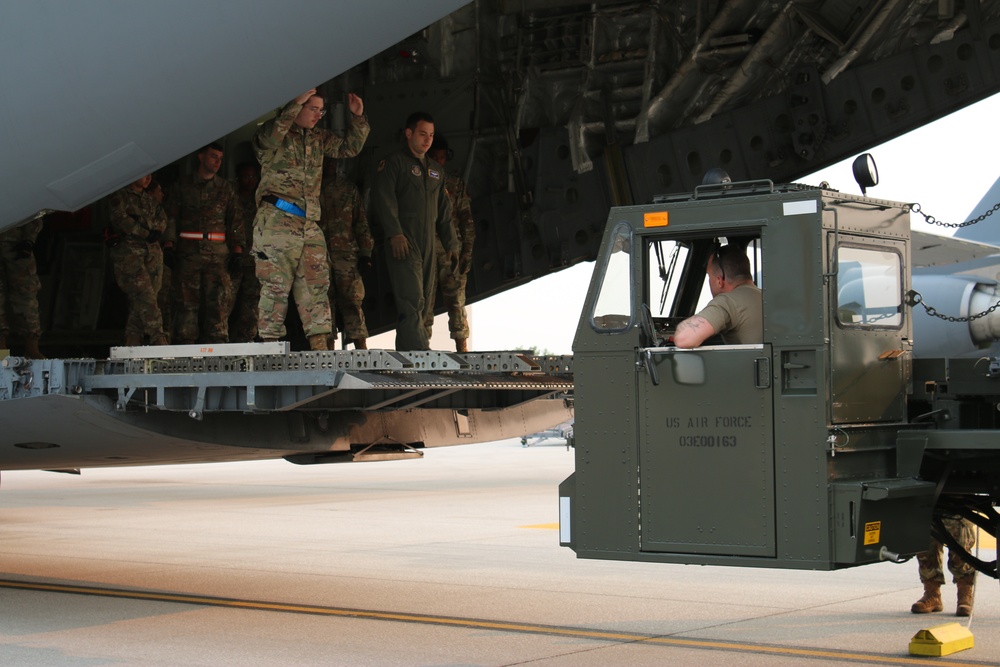 445th AMXS, 89th AS train on C-17 aircraft servicing