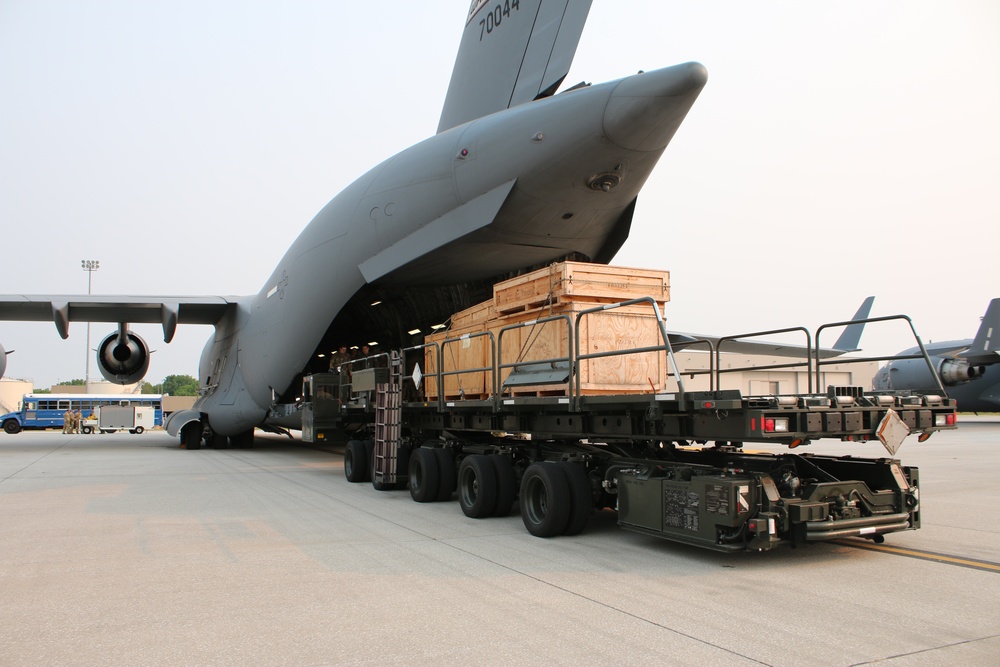 445th AMXS, 89th AS train on C-17 aircraft servicing