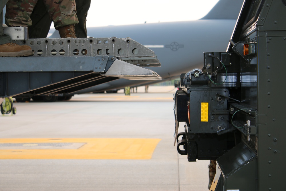 445th AMXS, 89th AS train on C-17 aircraft servicing