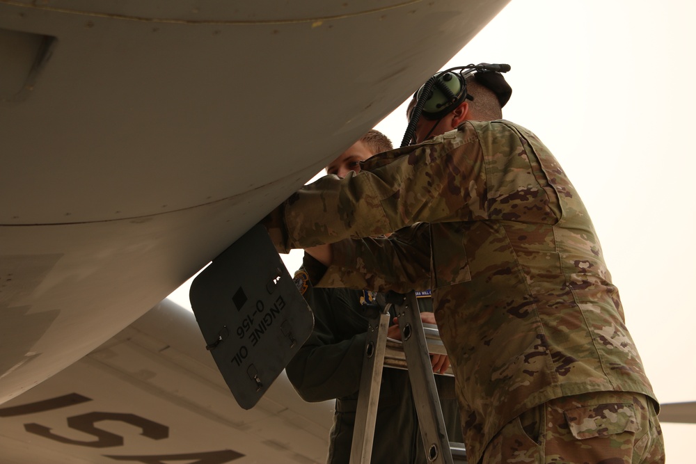 445th AMXS, 89th AS train on C-17 aircraft servicing