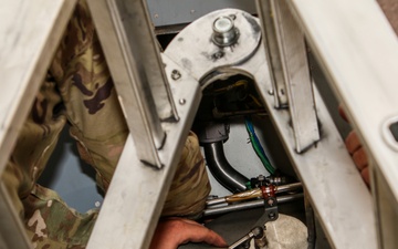 445th AMXS, 89th AS train on C-17 aircraft servicing