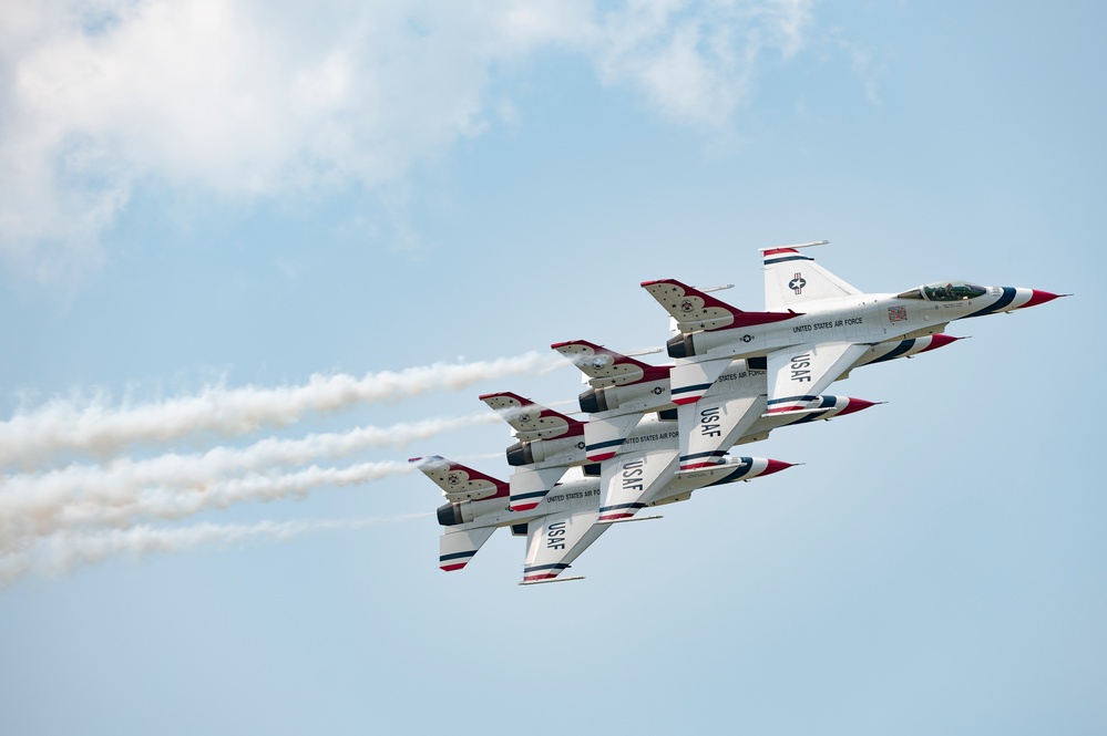 DVIDS Images Thunderbirds perform at Westmoreland County Air Show