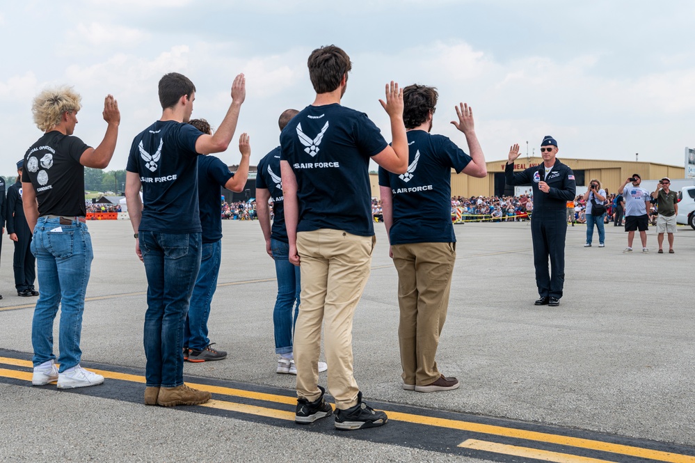 DVIDS Images Thunderbirds perform at Westmoreland County Air Show