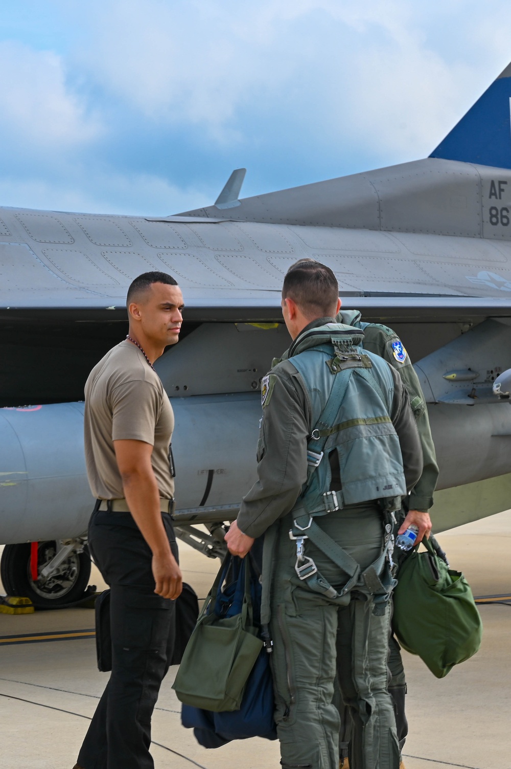 General Hokanson receives familiarization flight with D.C. ANG