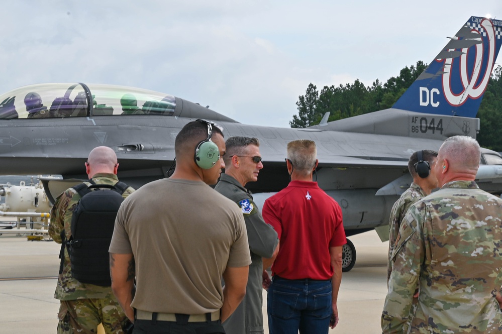 General Hokanson receives familiarization flight with D.C. ANG
