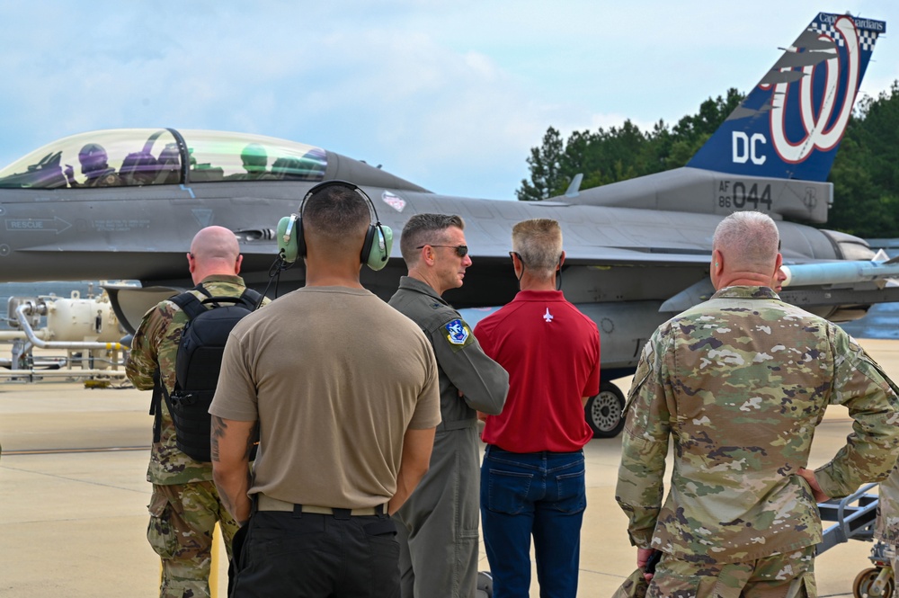 General Hokanson receives familiarization flight with D.C. ANG