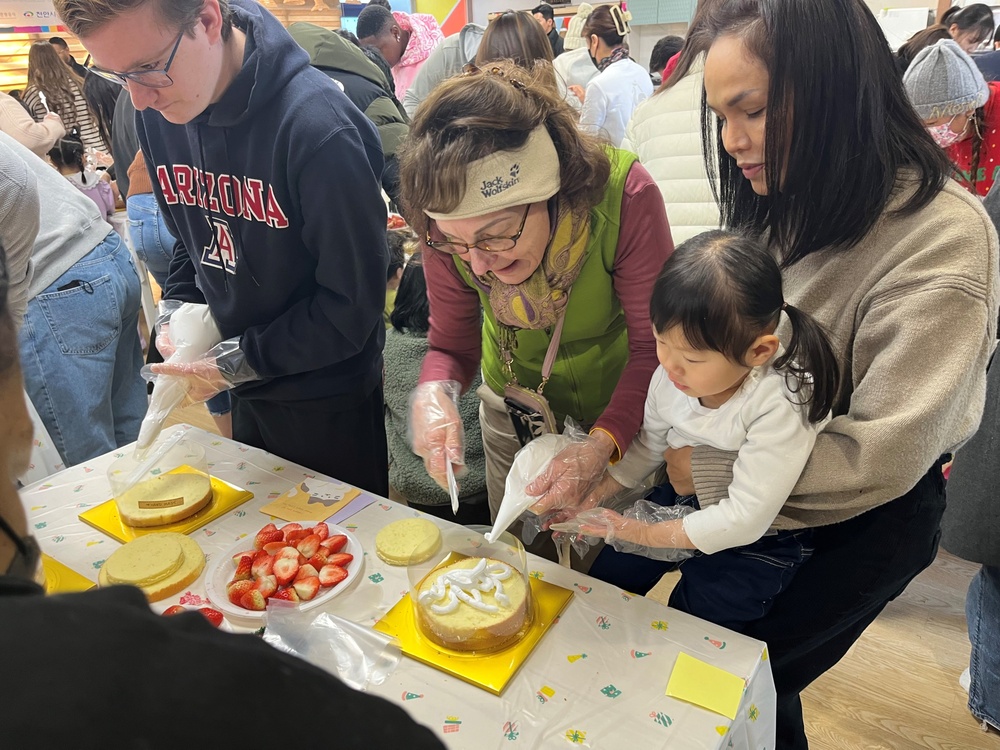 Humphreys spreads holiday cheer in Cheonan