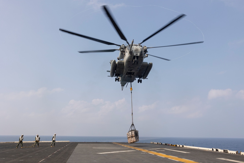 26th MEU(SOC) conducts Day/Night Heavy Lift and HST operations on USS Bataan