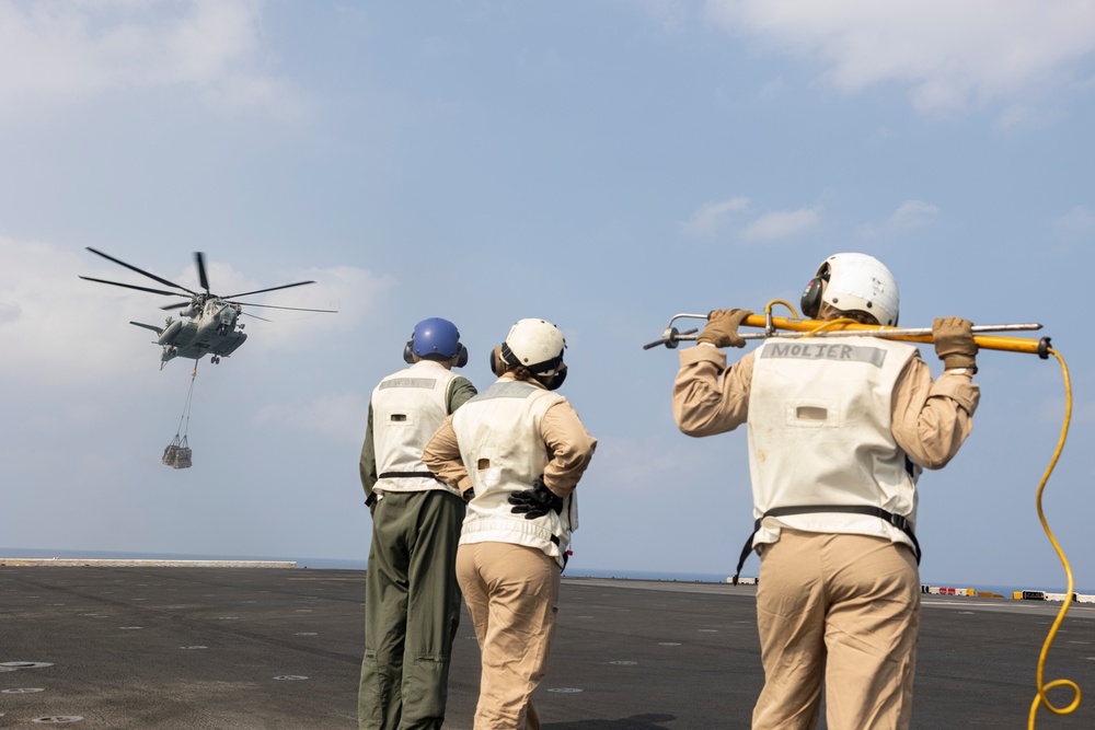 26th MEU(SOC) conducts Day/Night Heavy Lift and HST operations on USS Bataan