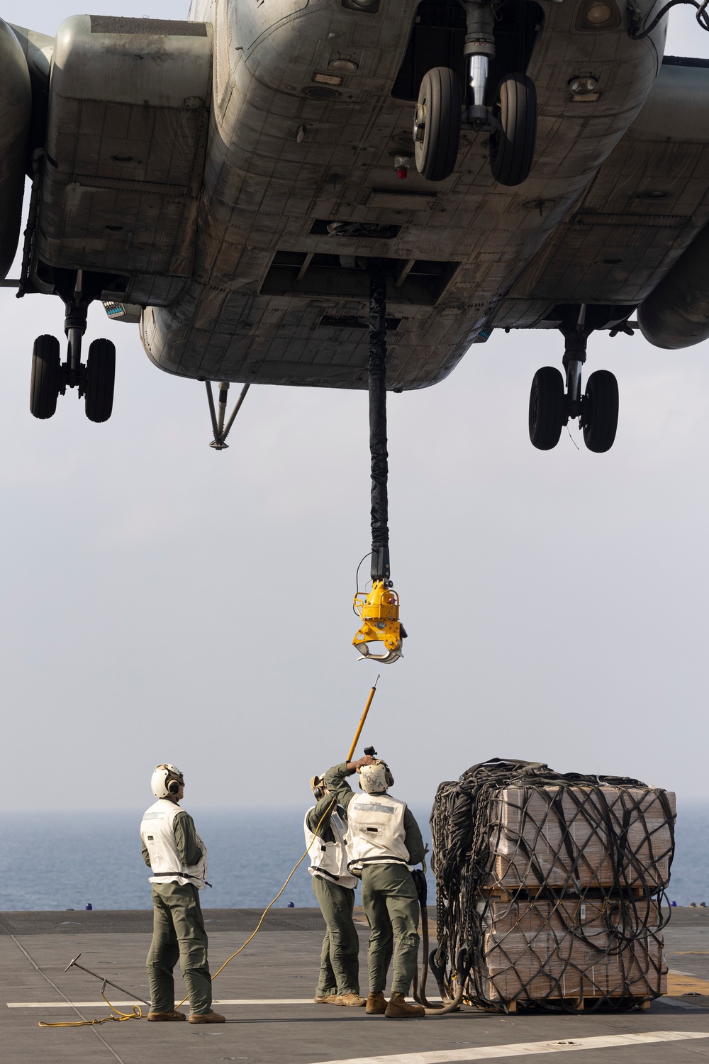 26th MEU(SOC) conducts Day/Night Heavy Lift and HST operations on USS Bataan