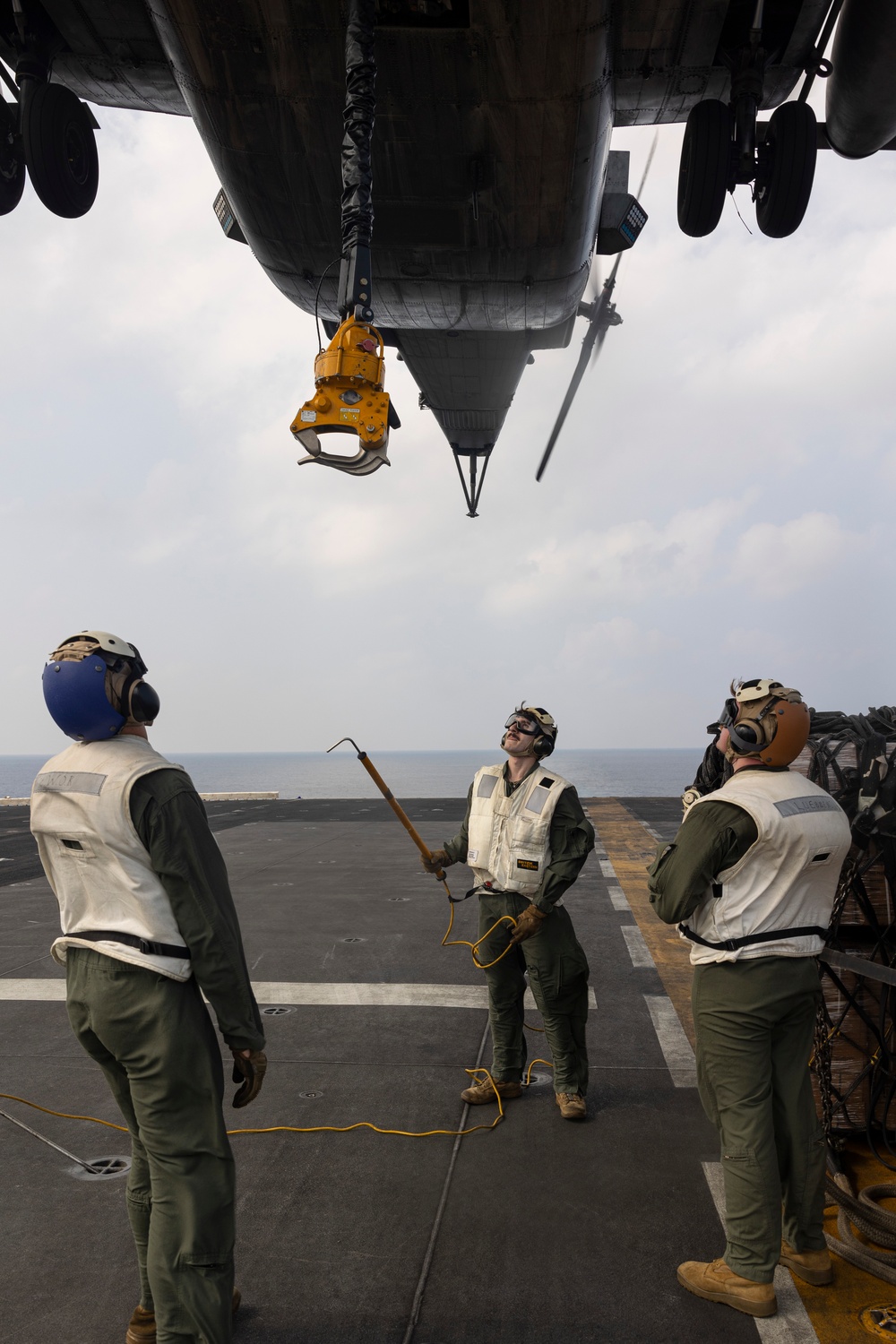 26th MEU(SOC) conducts Day/Night Heavy Lift and HST operations on USS Bataan