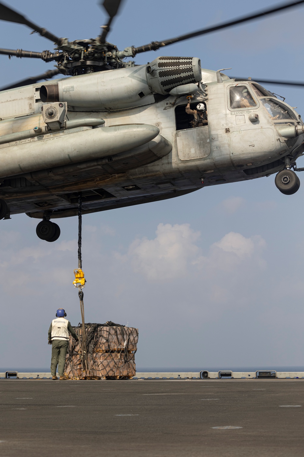 26th MEU(SOC) conducts Day/Night Heavy Lift and HST operations on USS Bataan