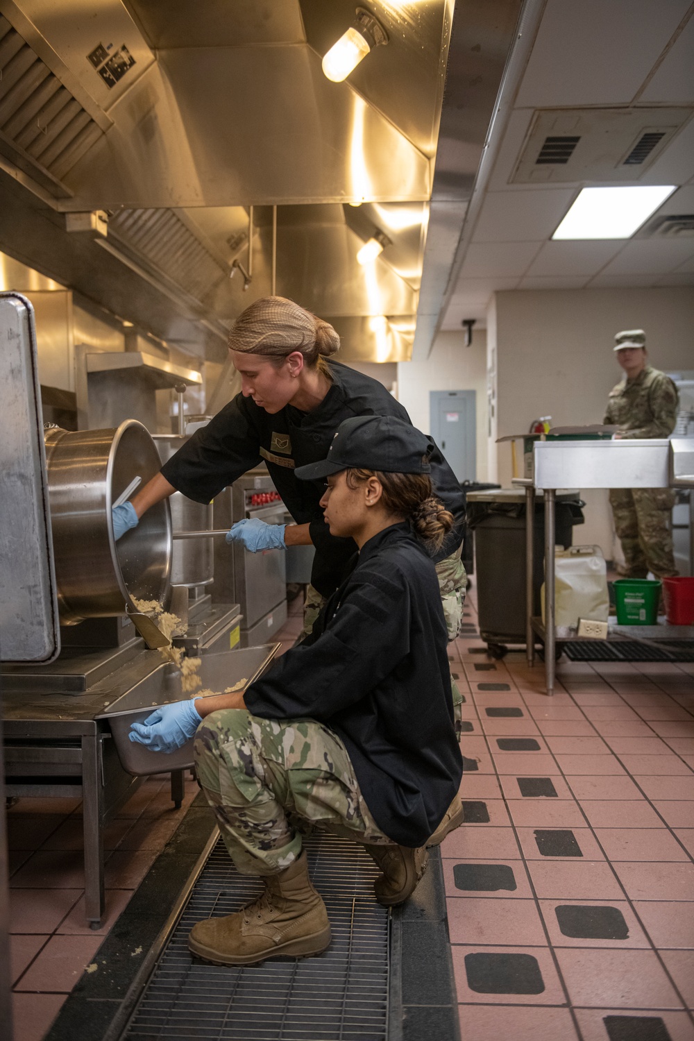 180FW Prepares Holiday Meal