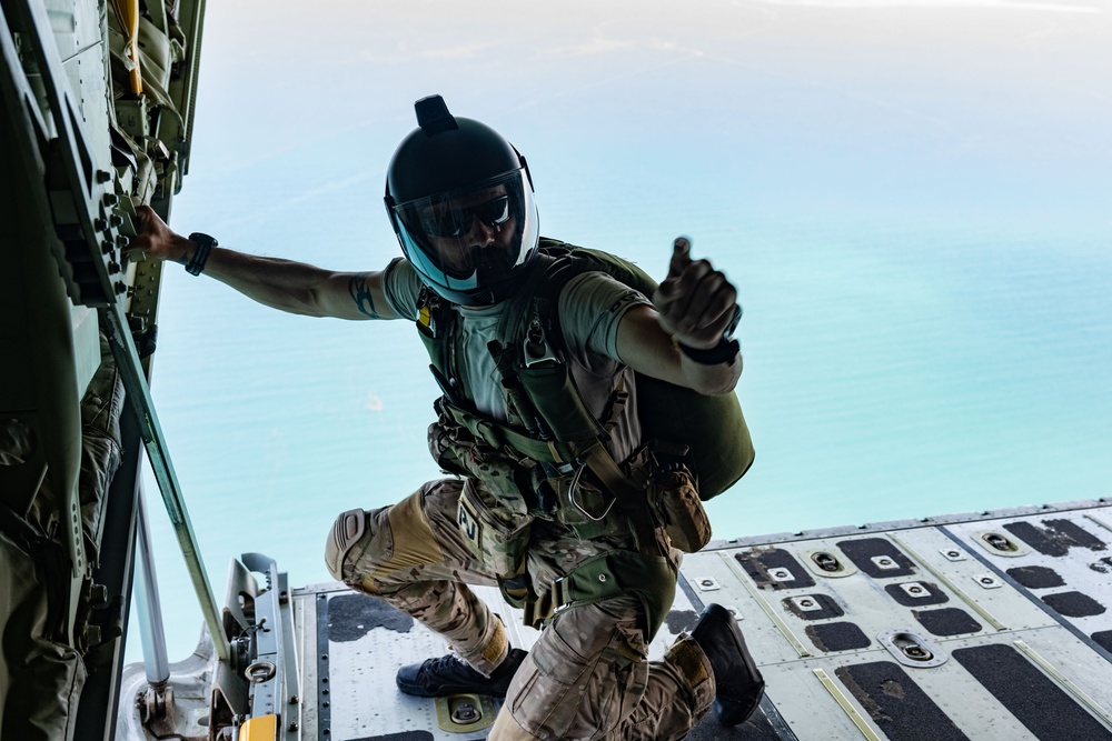 449 AEG conducts HALO jump training with French partners