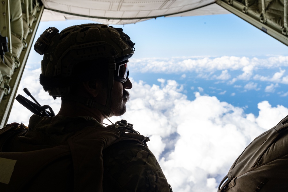 449 AEG conducts HALO jump training with French partners