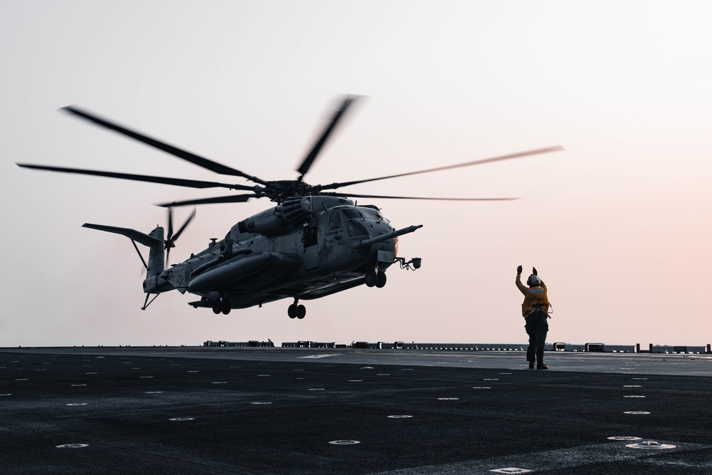 26th MEU(SOC) Conducts Heavy Lift and Helicopter Support Team Training Aboard USS Bataan