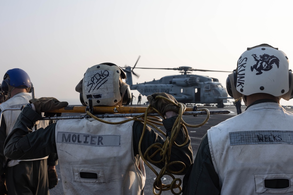26th MEU(SOC) Conducts Heavy Lift and Helicopter Support Team Training Aboard USS Bataan