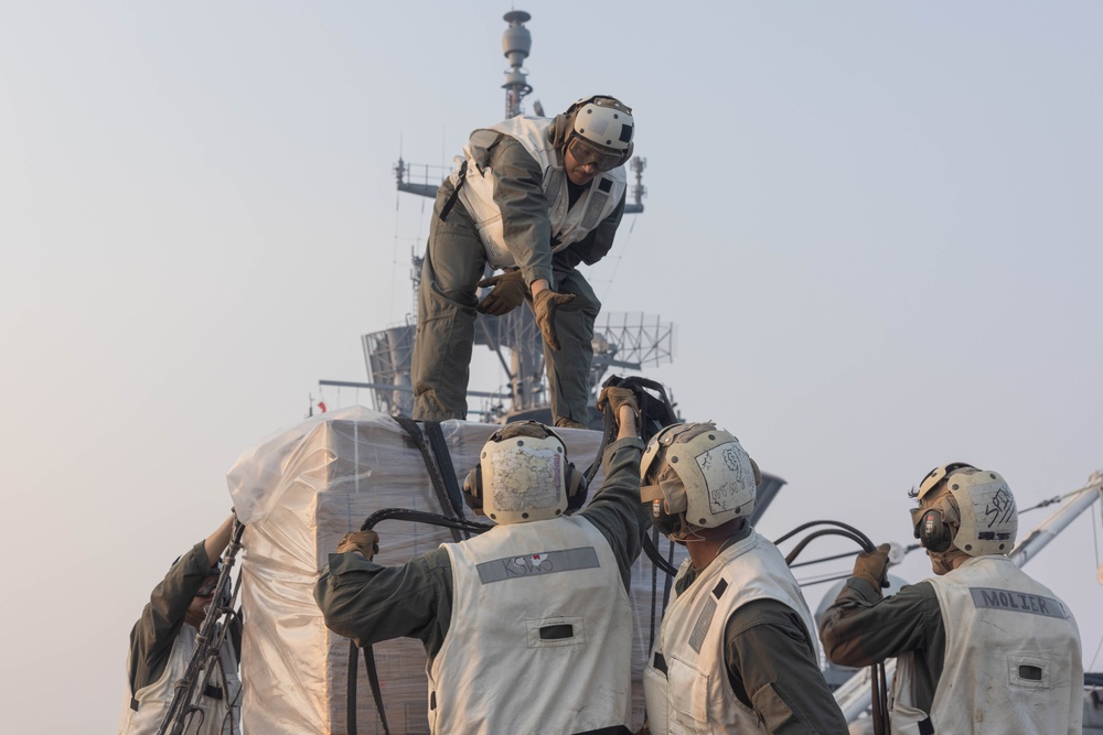 26th MEU(SOC) Conducts Heavy Lift and Helicopter Support Team Training Aboard USS Bataan