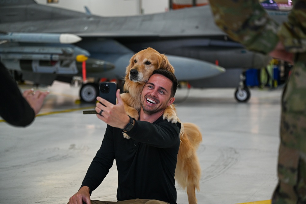 Golden Retriever Life tours 113th Wing, DCANG