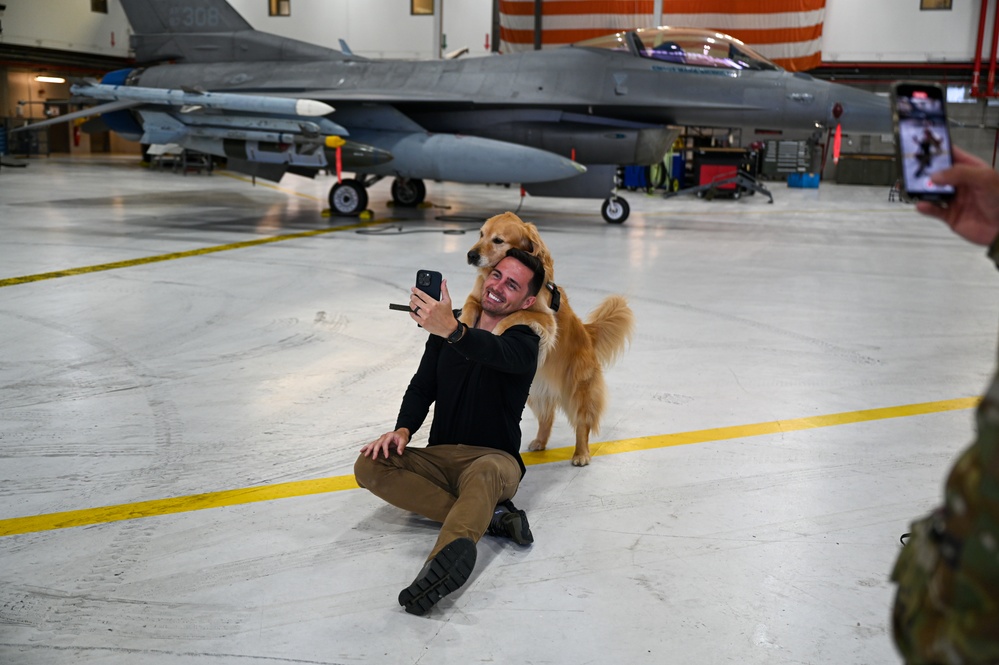 Golden Retriever Life tours 113th Wing, DCANG