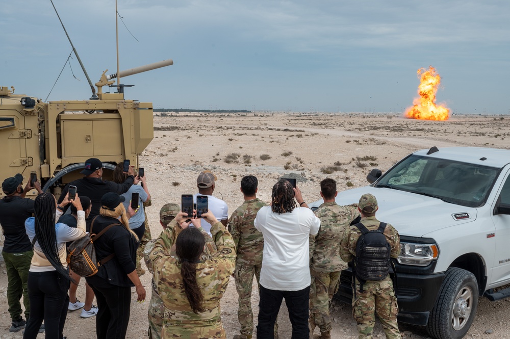 Ginuwine visits deployed troops, performs New Years show