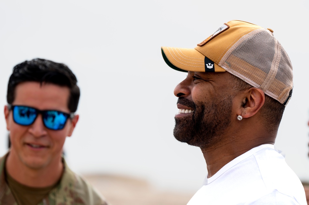 Ginuwine visits deployed troops, performs New Years show