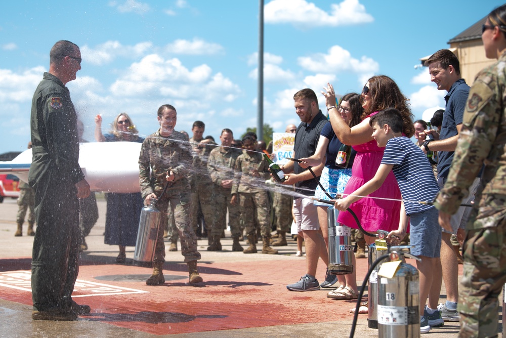 Col. Robinson completes fini-flight on Scott AFB