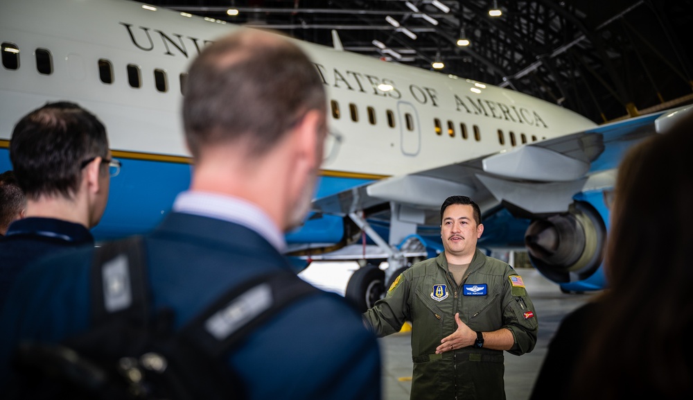 DoD chief scientist visits 932nd Airlift Wing to explore communication technologies