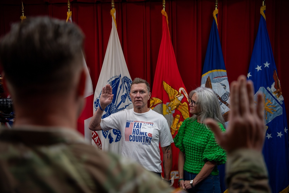 Craig Morgan enlists in the U.S. Army Reserve