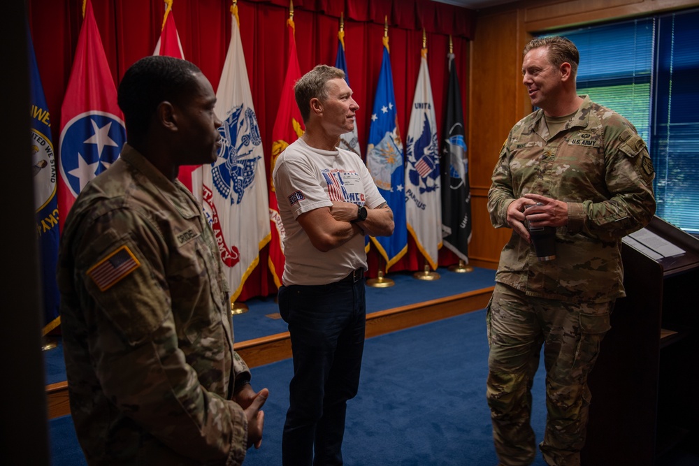 Craig Morgan enlists in the U.S. Army Reserve