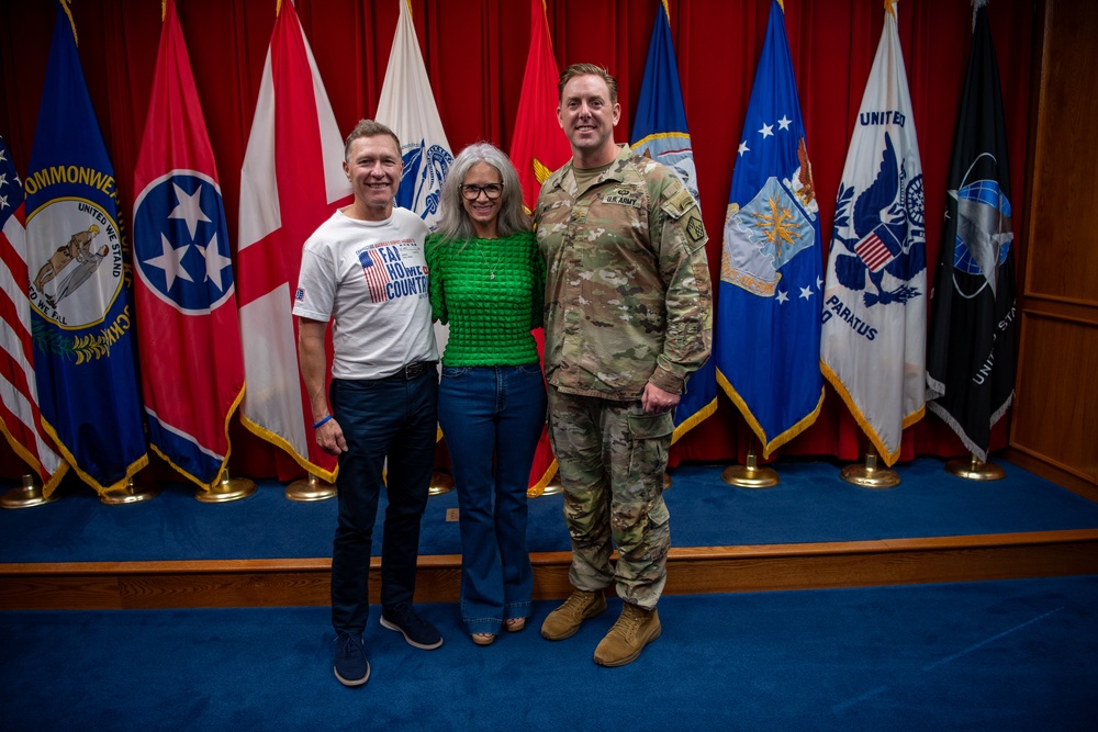 Craig Morgan enlists in the U.S. Army Reserve