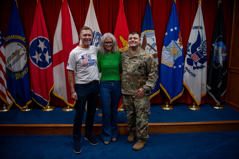 Craig Morgan enlists in the U.S. Army Reserve