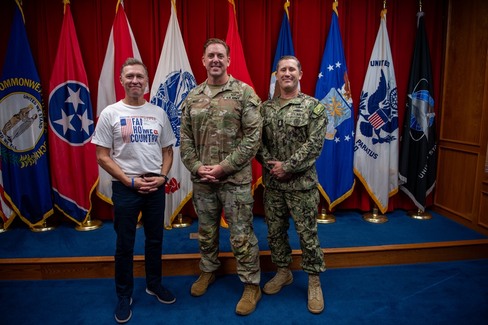 Craig Morgan enlists in the U.S. Army Reserve