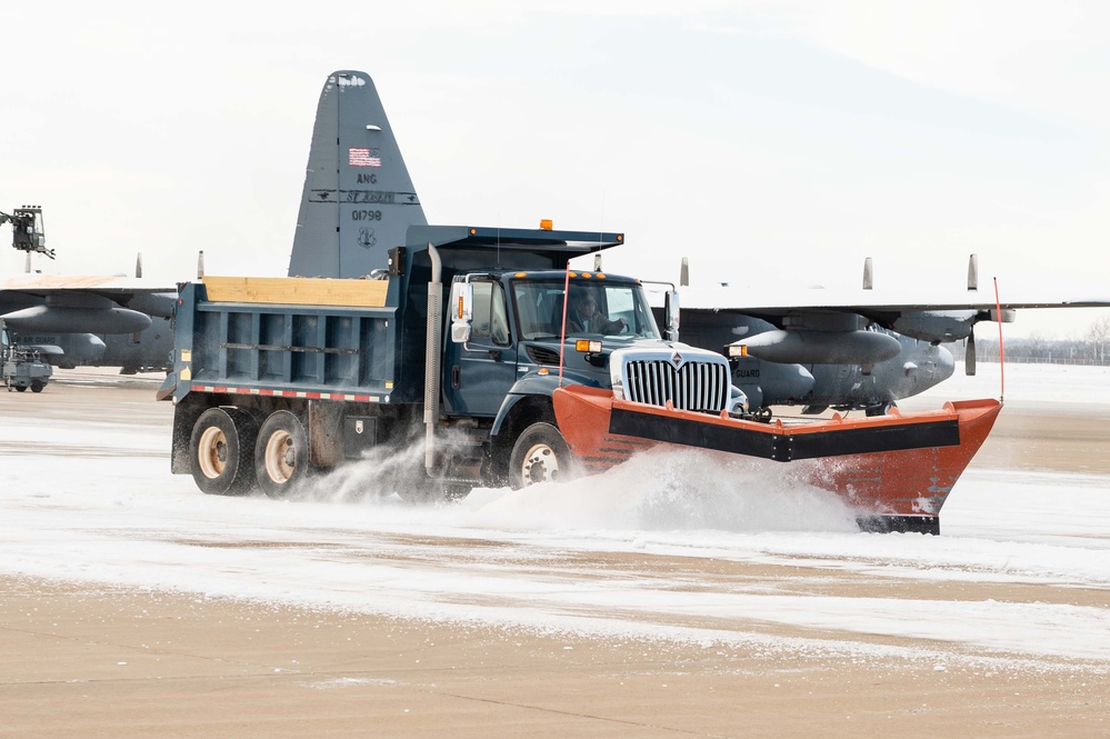 139th members remove snow from flightline, aircraft