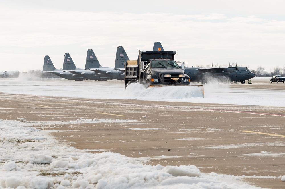 139th members remove snow from flightline, aircraft