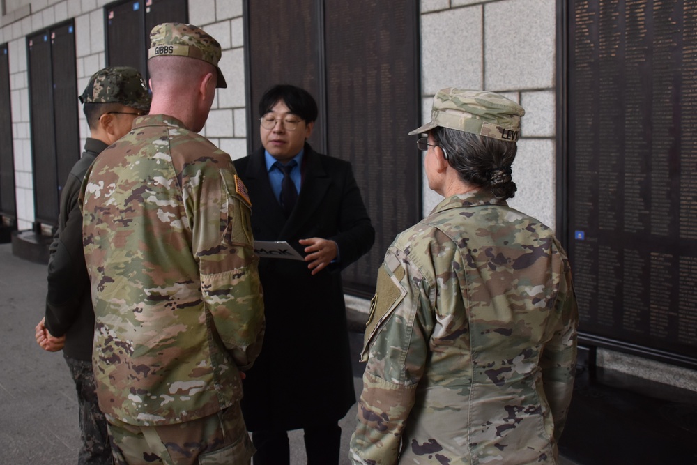 USACE Pacific Ocean Division general, RoK MND-DIA general lay wreaths to honor Korean War service members