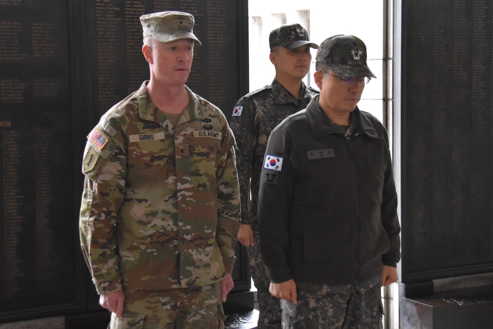 USACE Pacific Ocean Division general, RoK MND-DIA general lay wreaths to honor Korean War service members