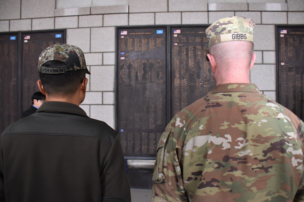 USACE Pacific Ocean Division general, RoK MND-DIA general lay wreaths to honor Korean War service members