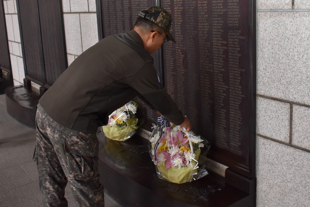 USACE Pacific Ocean Division general, RoK MND-DIA general lay wreaths to honor Korean War service members