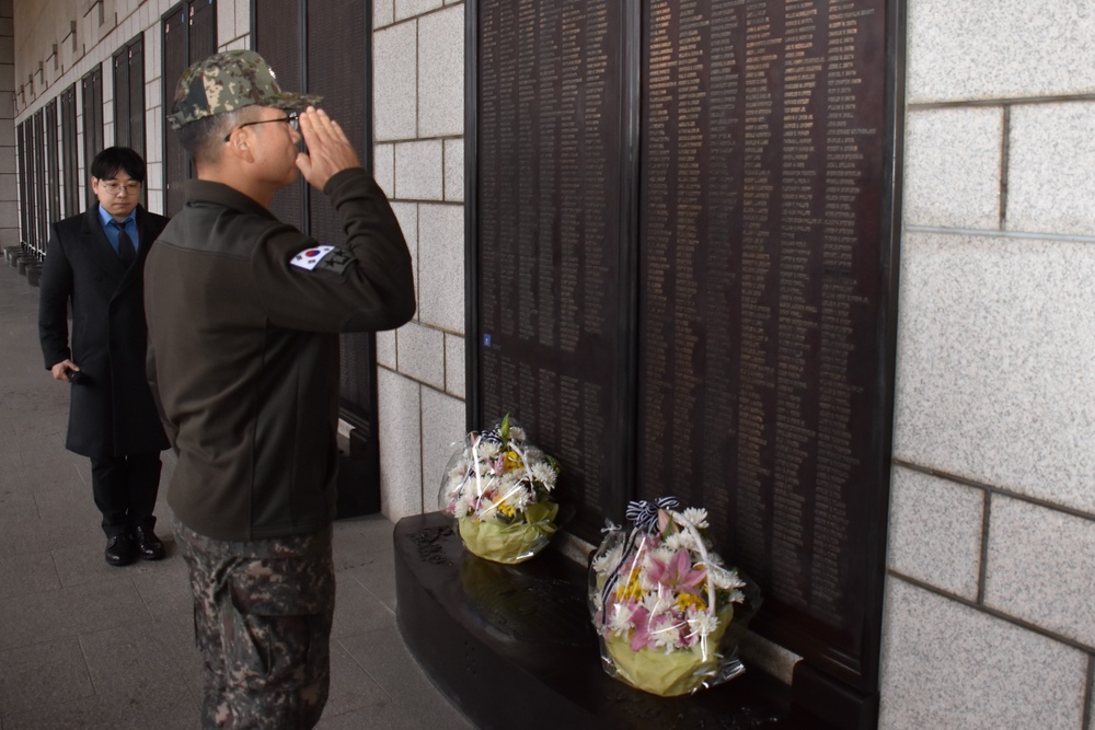 USACE Pacific Ocean Division general, RoK MND-DIA general lay wreaths to honor Korean War service members