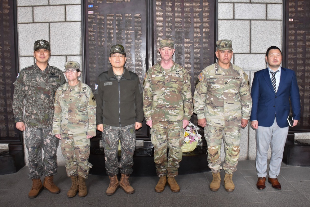 USACE Pacific Ocean Division general, RoK MND-DIA general lay wreaths to honor Korean War service members