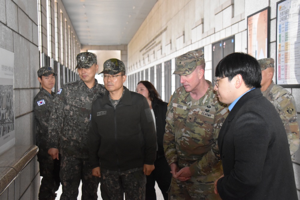 USACE Pacific Ocean Division general, RoK MND-DIA general lay wreaths to honor Korean War service members