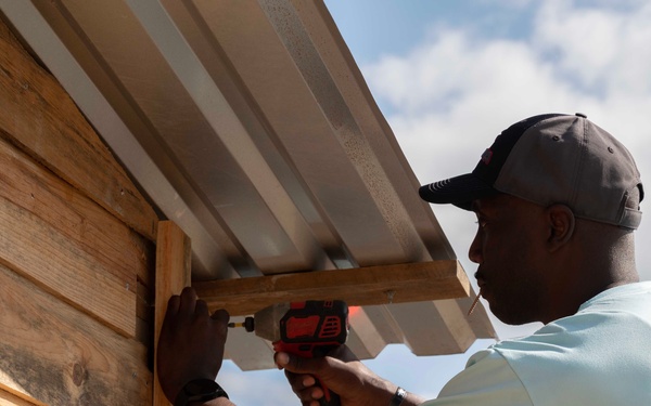 JTF-Bravo volunteers build a home in local community