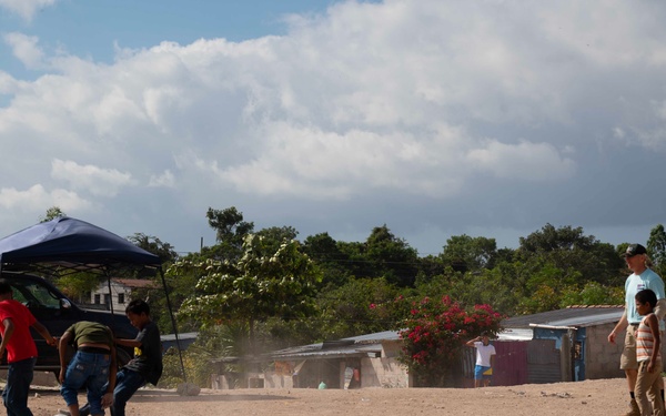 JTF-Bravo volunteers build a home in local community