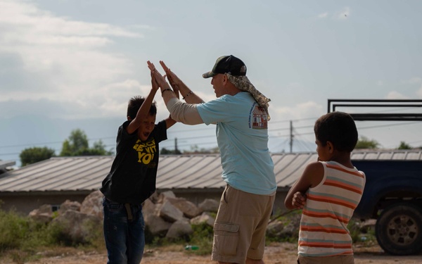 JTF-Bravo volunteers build a home in local community