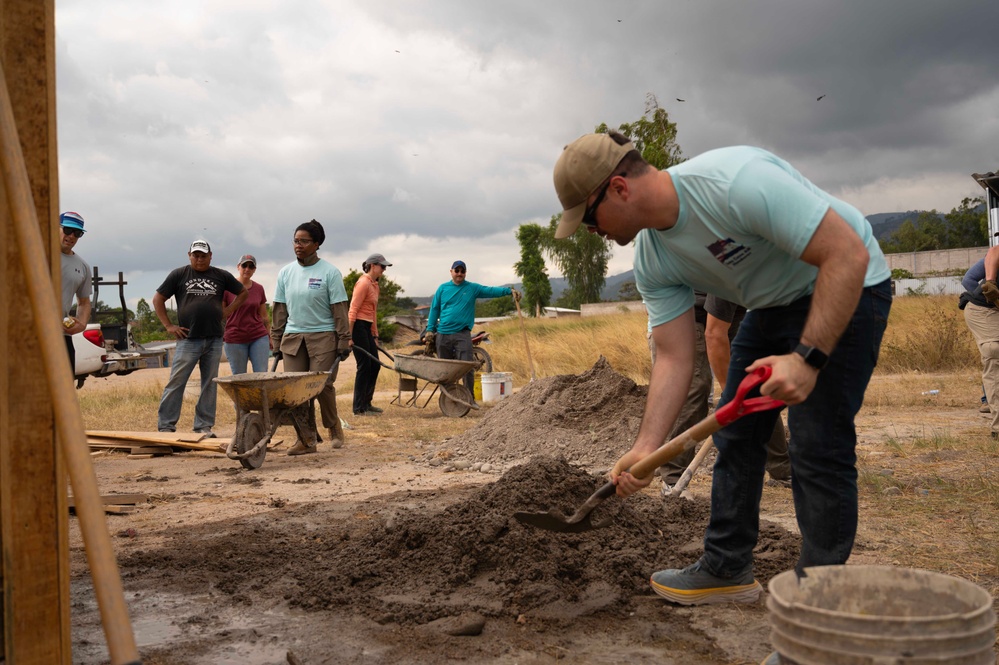 JTF-Bravo volunteers build a home in local community
